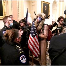 Divlji demonstranti lomili sve pred sobom: Pojavio se novi snimak upada u Kongres (VIDEO)