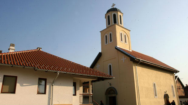 Đakovica, badnjak u manastiru uprkos protestu Albanaca