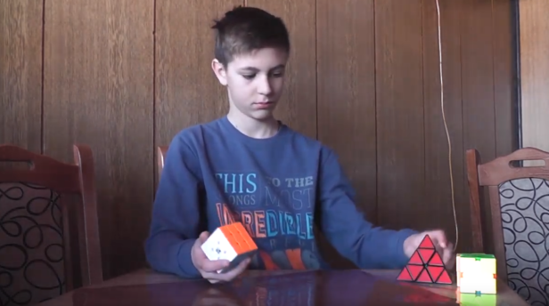 Dječak iz Sjenice za samo 30 sekundi slaže Rubikovu kocku (Video)