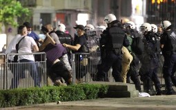 
					Đilas: Parapolicijske snage tukle građane, Lutovac pozvao na protest ispred CZ-a 
					
									