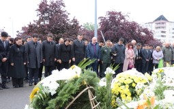 
					Đorđević i Čen Bo položili vence na mesto stradanja kineskih novinara u NATO bombardovanju 
					
									