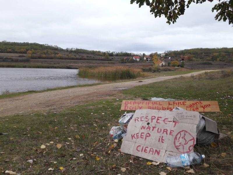 Đubre na Aleksandrovačkom jezeru očistili Holanđani na proputovanju kroz Srbiju