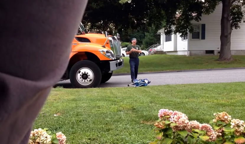 Đubretar nije znao da ga snima skrivena kamera. Ono što je uradio kad je izašao iz kamiona će vas oduševiti (VIDEO)