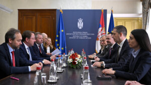 Đurić preneo Varheljiju da je punopravno članstvo u EU prioritet spoljne politike Srbije