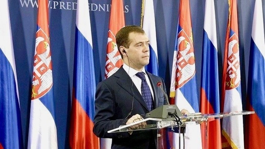 Dmitrij Medvedev obećao da će krajem oktobra piti rakiju u Beogradu