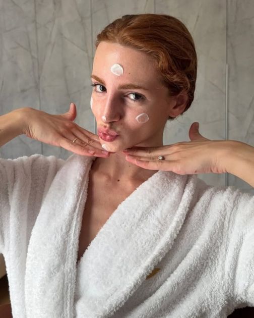 Dnevna ili noćna krema protiv bora: Vodič za anti-age negu kože