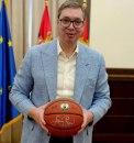 Dobio poklon sa potpisom legende; Vučić: Čim završim fakultet, pokloniću je klincima FOTO