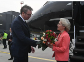 Dobro došli u Srbiju; Vučić na aerodromu dočekao Ursulu fon der Lajen FOTO