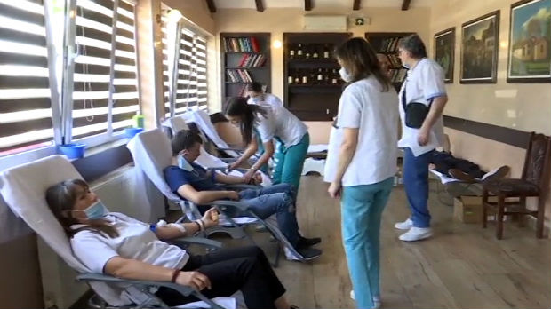 Dobrovoljni davaoci krvi ne posustaju - u današnjoj akciji u Kragujevcu oko 50 predstavnika udruženja iz regiona