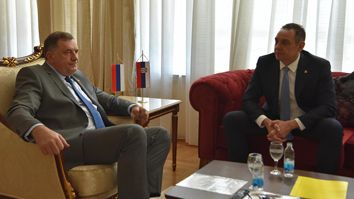 Dodik i Vulin zapevali na Manjači (VIDEO)