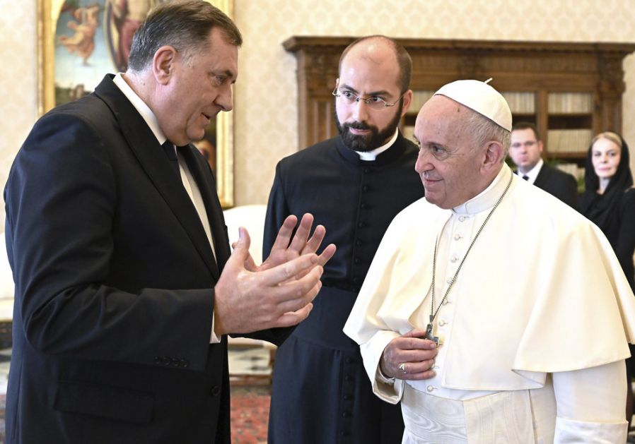 Dodik sa papom Franjom i o Stepincu, razmenili poklone