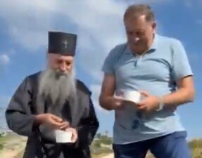 Dodik sa patrijarhom Porfirijem na Jahorini bere borovnice (VIDEO)
