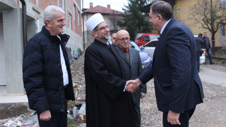 Dodik u Doboju: Islamskom centru u izgradnji donirao 100 hiljada maraka