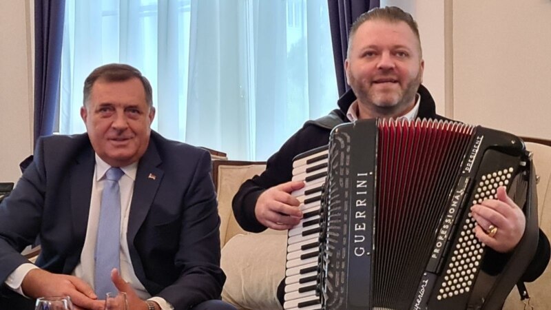 Dodik u Predsjedništvu BiH zapjevao uz harmonikaša