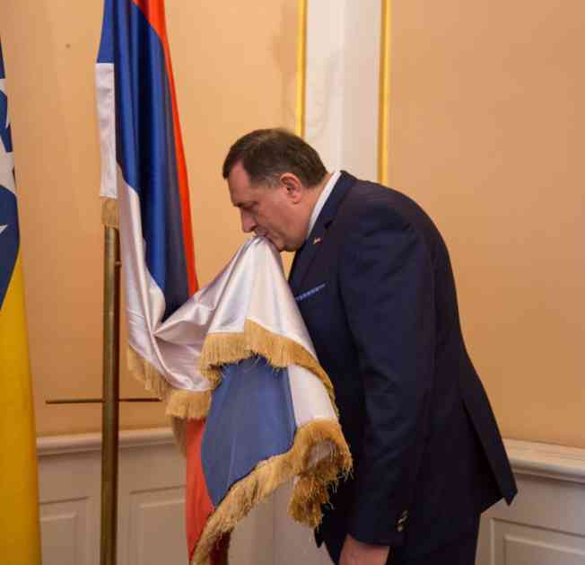 Dodik uneo zastavu Republike Srpske u Predsedništvo BiH