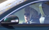 Dok nacija brine za kraljicu, ona vozi jaguar FOTO