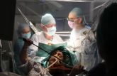 Dok su lekari izvodili operaciju na mozgu, pacijentkinja svirala violinu VIDEO