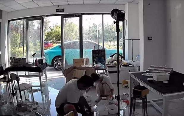 Dok su vlasnici bili u radnji, Xiaomi SU7 se sam odvezao