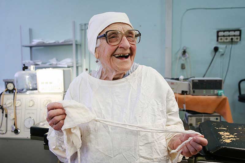 Doktor Ala Iljinična ima 89 godina, a i dalje operiše