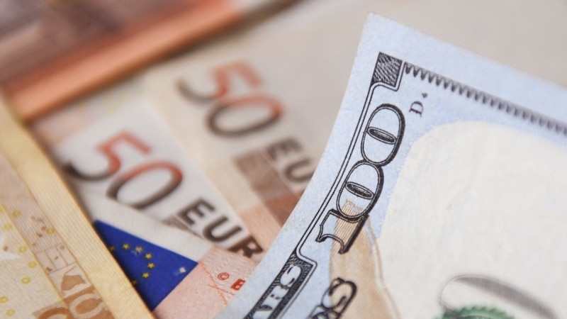 Dolar i evro izjednačeni prvi put u 20 godina