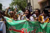 Dole sa Indijom; Protesti širom Pakistana, Vlada osuđuje odluku Delhija