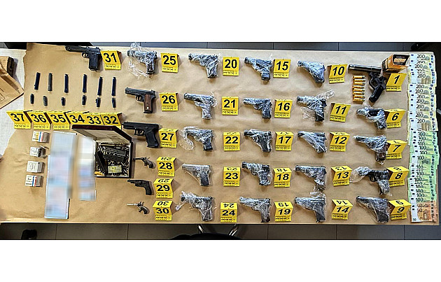 Dolijali zbog krijumčarenje kineskih državljana, kod jedog osumnjičenog pronađeno 27 pištolja