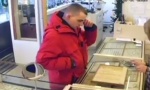 Dolijao smotani pljačkaš: Uhapšen osumnjičeni za razbojništvo u zlatari u Novom Sadu