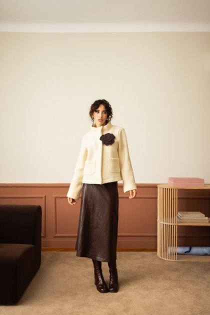 Domaći brend Imelie Wear predstavio novu kolekciju za sezonu FW 2025/26, a baloon suknja, vuneni set i kaput su must komadi