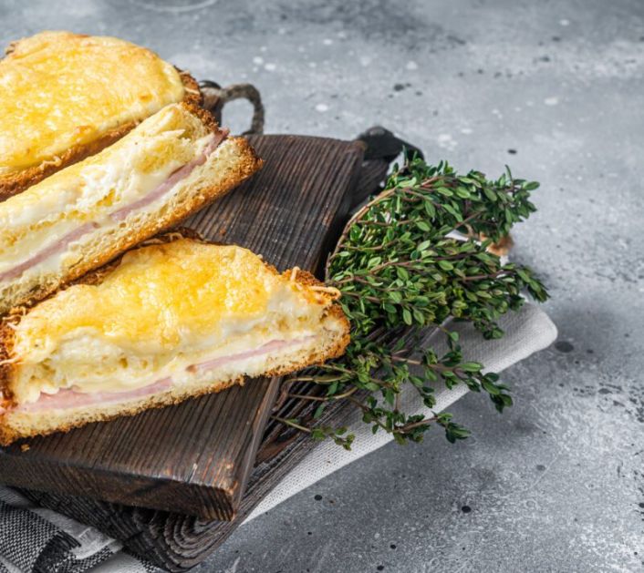 Doručak za samo 5 minuta: Viralni tost sendvič sa avokadom, jajima i sirom