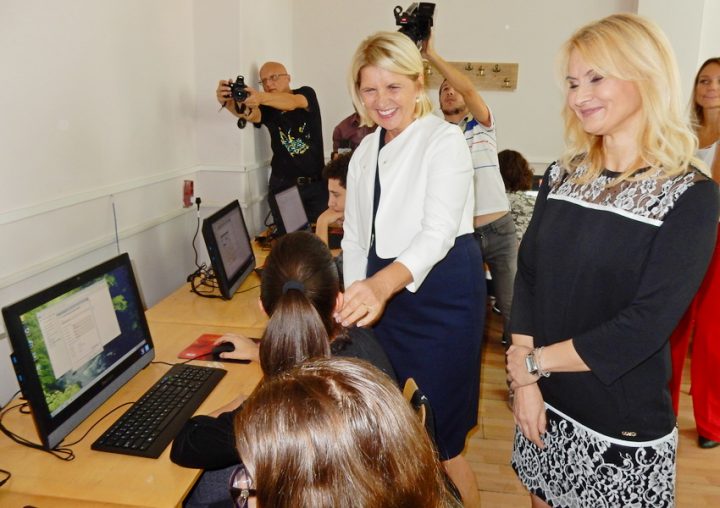 Dragica Nikolić poklonila 25 kompjutera Gimnaziji u Leskovcu