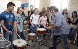 
					Dragoljub Đuričić održao radionicu sviranja bubnjeva sa mladim migrantima u Preševu 
					
									