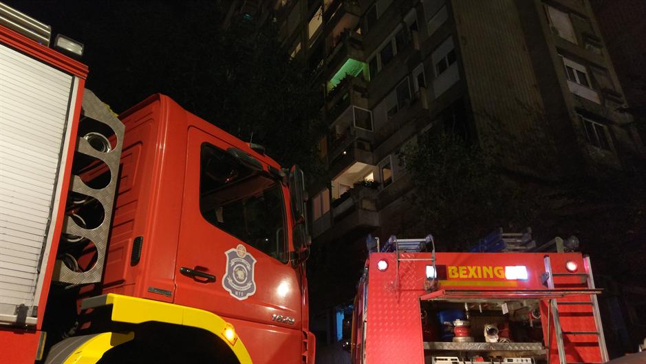 Drama na Novom Beogradu:Vatrogasci spasli par sa terase