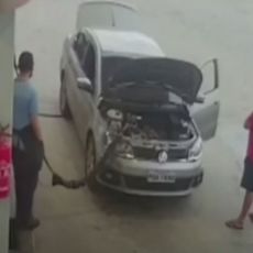 Drama na pumpi! Ovako izgleda eksplozija PLINA u automobilu: Delovi leteli na sve strane (VIDEO)