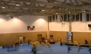 Drama na utakmici: Iznenada se srušio krov, igrači za dlaku izbegli sigurnu smrt! (VIDEO)