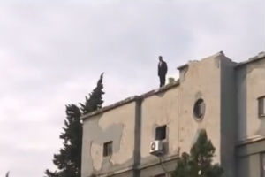 Drama u Novom Sadu: Muškarac stoji na krovu, hoće da skoči