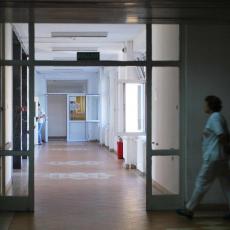 Drama u Opštoj bolnici u Kraljevu: Žena napala lekare NOŽEM I KAMENOM zbog smrti njenog oca