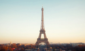 Drama u Parizu: Muškarac sa nožem pokušao da se probije u Ajfelov toranj!
