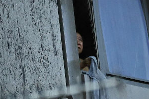 Drama u zapaljenoj zgradi u Londonu: Majka je bacila bebu kroz prozor, da bi je spasila 