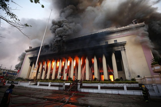 Dramatičan snimak: Ogroman požar zahvatio istorijsku zgradu VIDEO