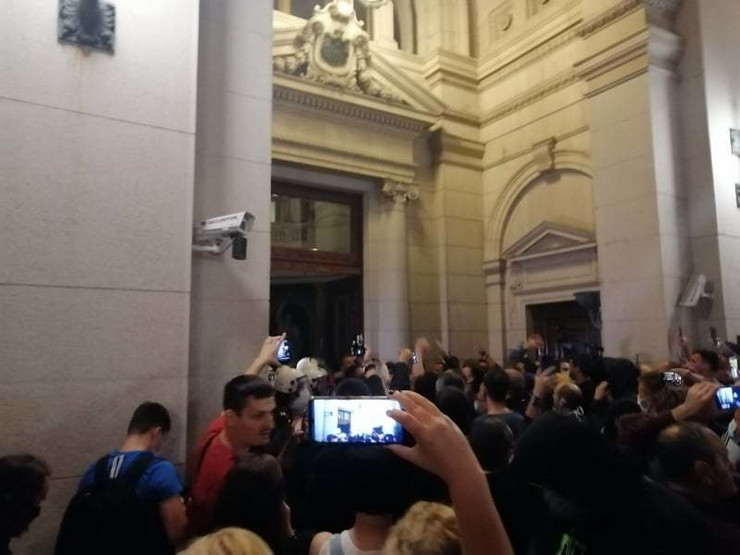 Dramatično u Beogradu – Protestanti upali u Skupštinu, pa ih žandarmerija izbacila!
