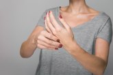 Drhtanje ruku je često bezopasno: Ako ga prate ovi simptomi, hitno posetite lekara