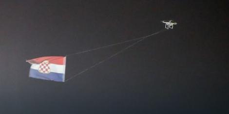 Dron sa zatavom Herceg-Bosne na utakmici u Mostaru