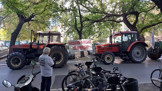 Drugi dan protesta poljoprivrednika: Traktori i pred zgradom suda u Novom Sadu