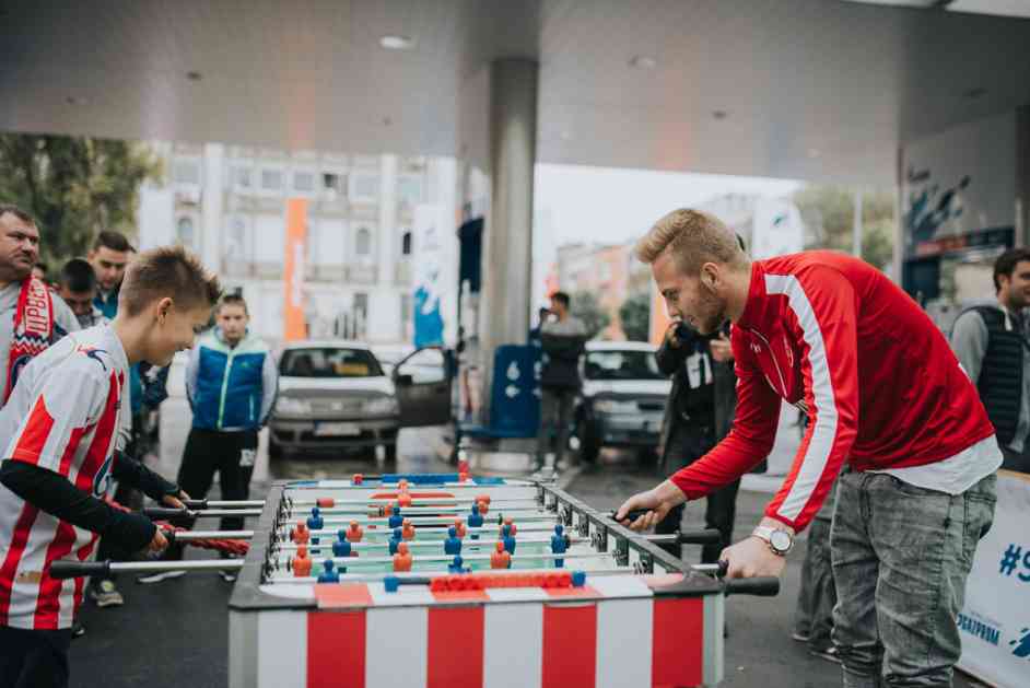 Druženje sa fudbalerima „Crvene zvezde“ na GASPROM benzinskoj stanici u Novom 