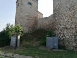 Drveni toaleti pored zidina pirotske Tvrđave - građani kažu nebriga o kulturnom nasleđu Grada