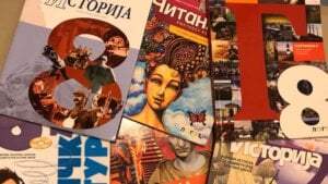 Država ipak uvodi nacionalne udžbenike: Kada će početi da se koriste u školama i šta će biti sa postojećim đačkim knjigama?
