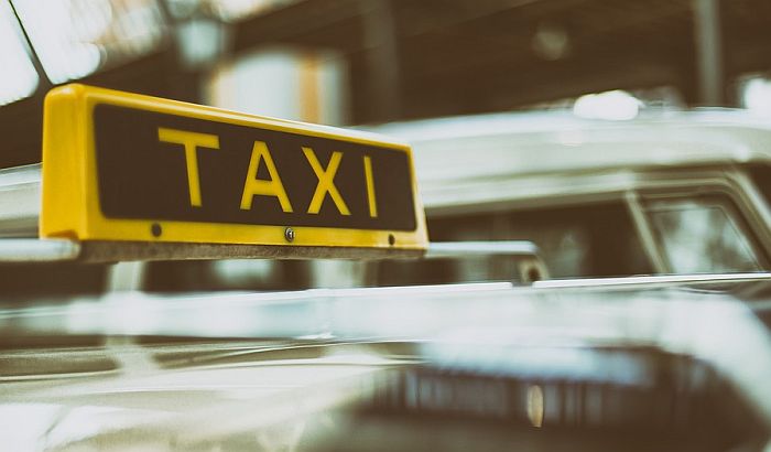 Dubai testira taksije bez vozača