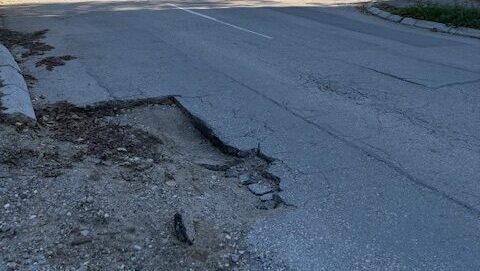 Duboke rupe u Mokranjčevoj u Nišu, vozači rizikuju sudar izbegavajući ih