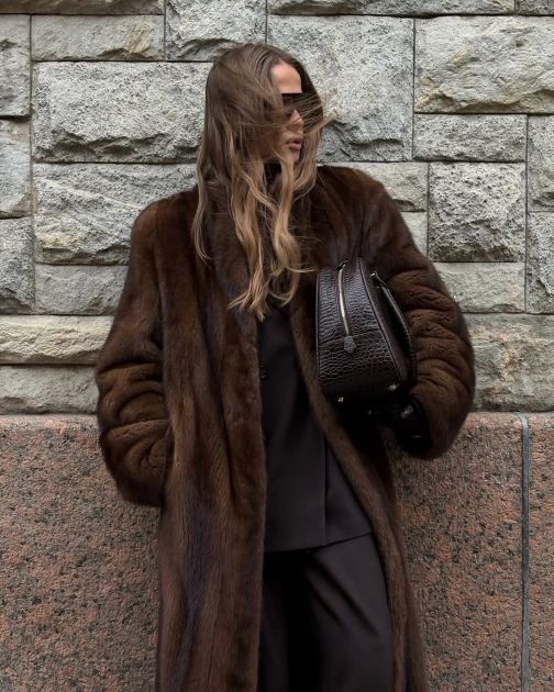 Dugačka braon bunda je old money komad koji nikad ne izlazi iz mode