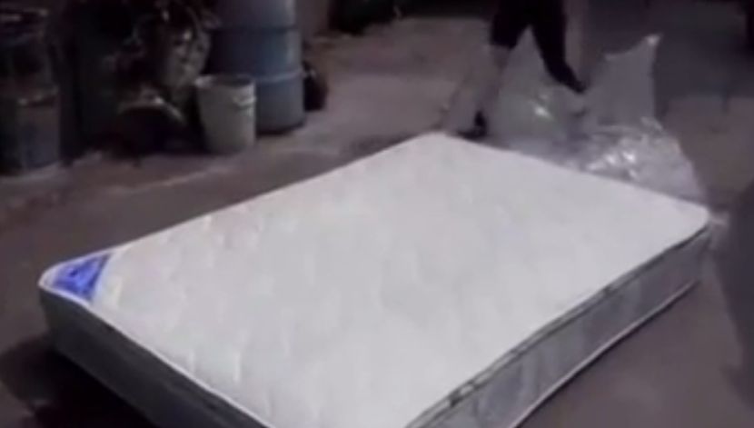 Dustmen found a thrown mattress and a load of money in it. And then they did something incredible